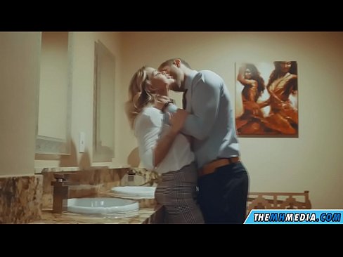 ❤️ Lè yon blond bèl sedui ou nan yon twalèt piblik Pornografi Larisi nan nou ❌️❤